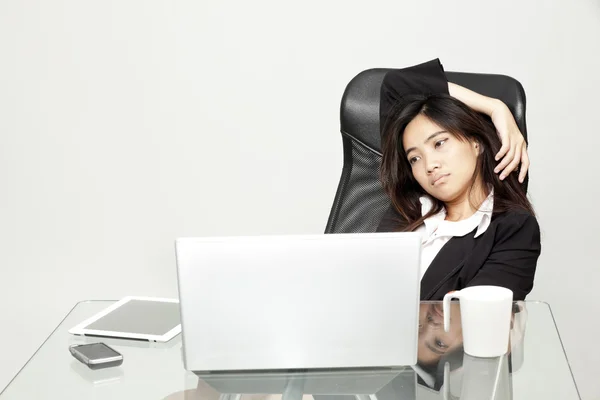 Mulher entediada em sua mesa — Fotografia de Stock