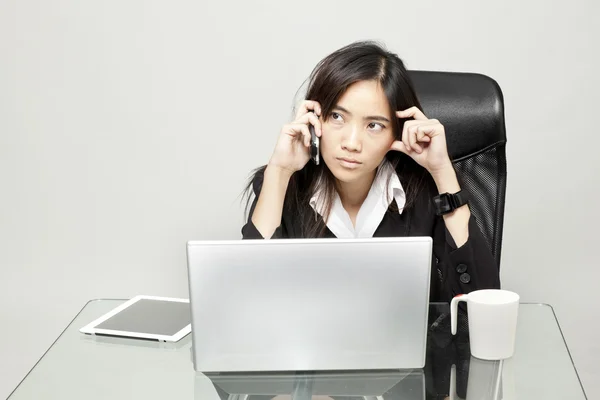 Gelangweilte Frau am Schreibtisch — Stockfoto