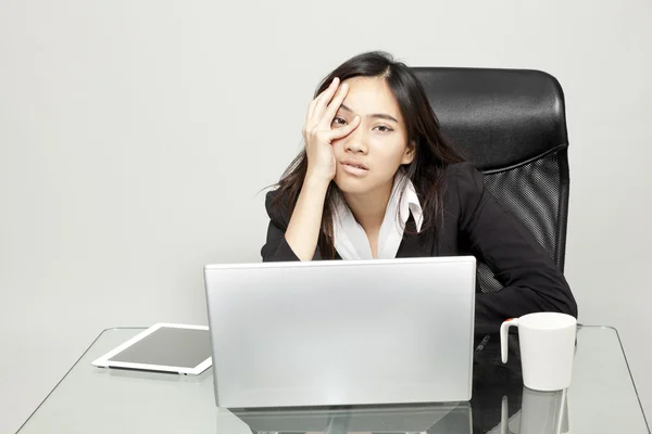 Gelangweilte Frau am Schreibtisch — Stockfoto