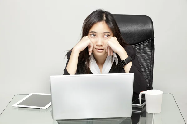 Uttråkad kvinna på hennes skrivbord — Stockfoto
