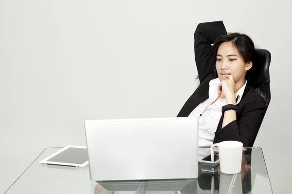 Mulher entediada em sua mesa — Fotografia de Stock