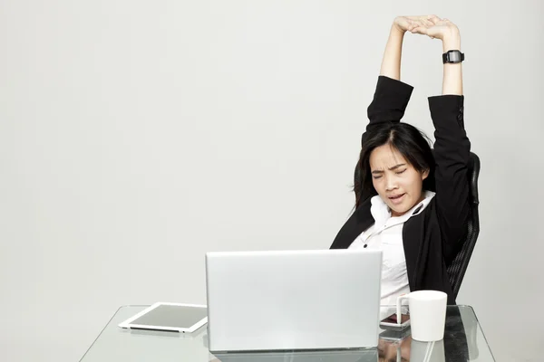 Mujer aburrida en su escritorio —  Fotos de Stock