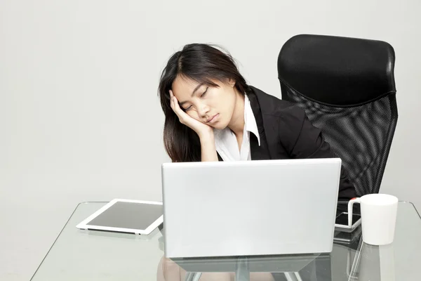 Femme ennuyée à son bureau — Photo