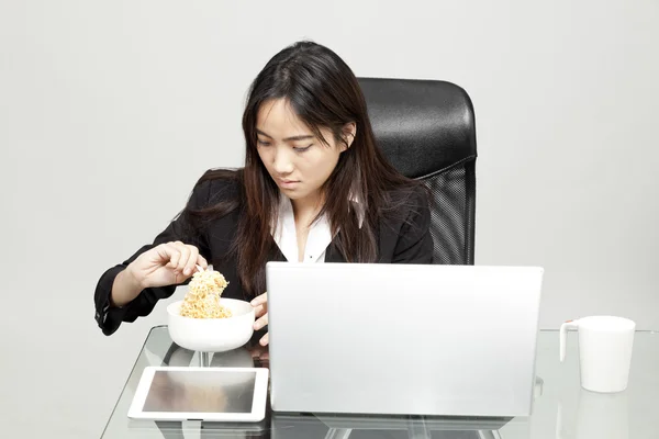 사무실 시간 동안 건강에 해로운 음식을 먹고 여자 노동자. — 스톡 사진