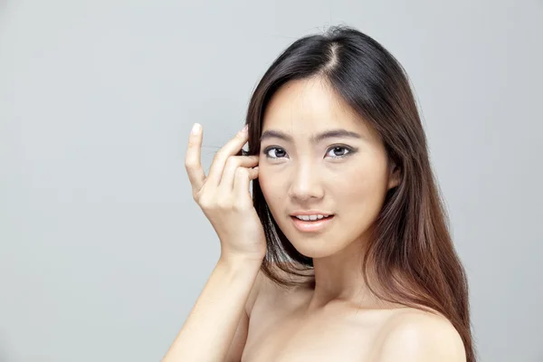 Retrato de una hermosa modelo femenina sobre fondo gris aislado —  Fotos de Stock