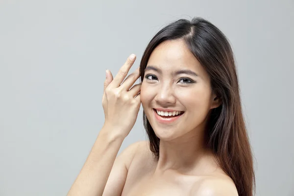 Retrato de una hermosa modelo femenina sobre fondo gris aislado —  Fotos de Stock