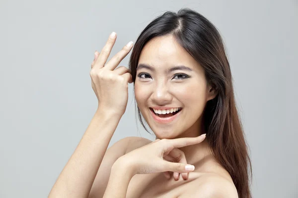 Retrato de una hermosa modelo femenina sobre fondo gris aislado —  Fotos de Stock