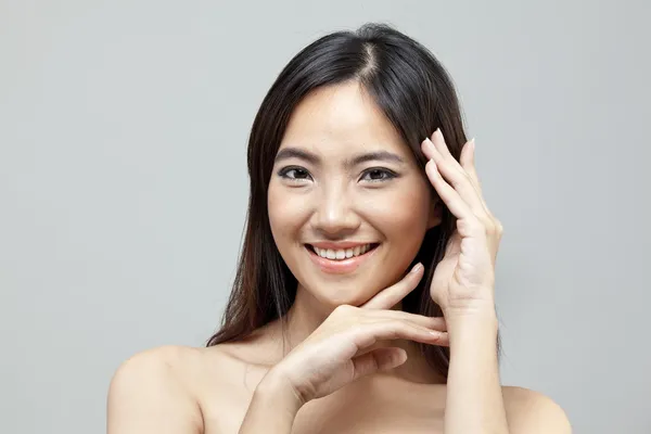 Retrato de um belo modelo feminino em fundo cinza isolado — Fotografia de Stock