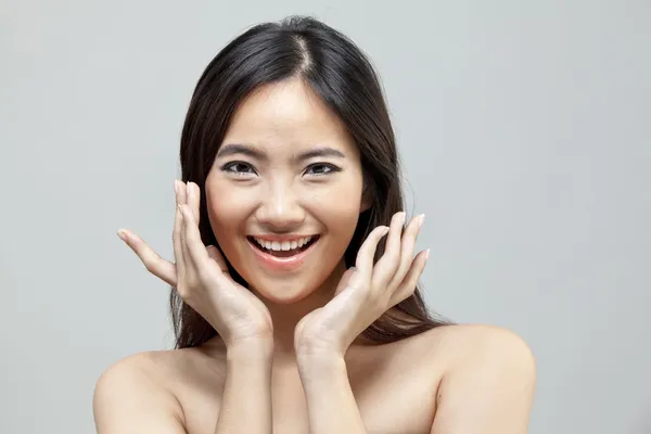 Retrato de una hermosa modelo femenina sobre fondo gris aislado — Foto de Stock