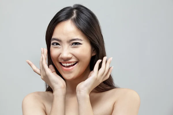 Retrato de una hermosa modelo femenina sobre fondo gris aislado — Foto de Stock