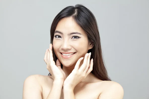 Retrato de um belo modelo feminino em fundo cinza isolado — Fotografia de Stock