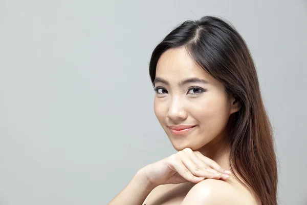 Retrato de una hermosa modelo femenina sobre fondo gris aislado — Foto de Stock