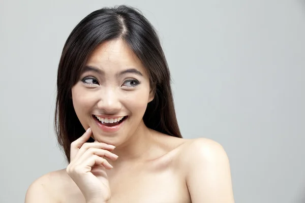 Retrato de la hermosa mujer con pinceles de maquillaje cerca de la cara atractiva. —  Fotos de Stock