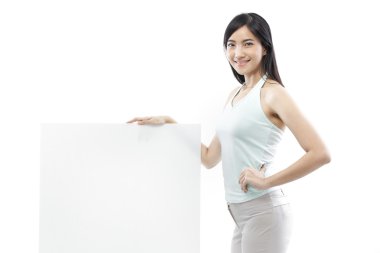 Beyaz arka plan (yeşil konsept boş bir gemide arkasında duran casual kadın)