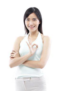 Beyaz arka plan üzerinde izole genç casual kadın stil