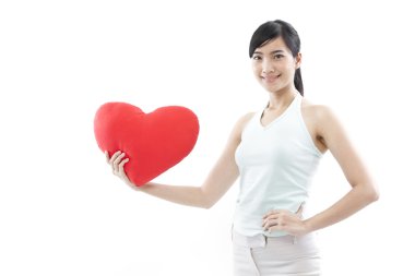 portre çekici Asya gülümseyen kadın ve kırmızı kalp tutan el beyaz stüdyo vuruşta izole