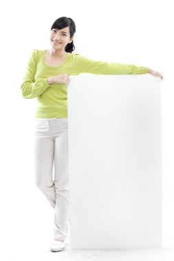 Beyaz arka plan (yeşil konsept boş bir gemide arkasında duran casual kadın)