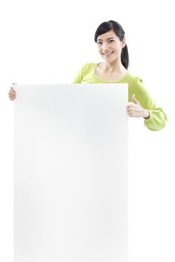 Beyaz arka plan (yeşil konsept boş bir gemide arkasında duran casual kadın)