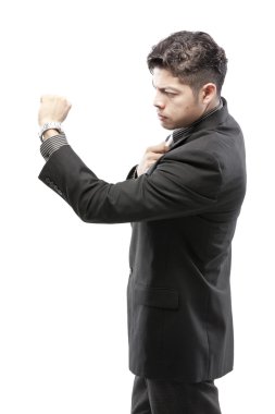 İş adamı zamana bakıyor.