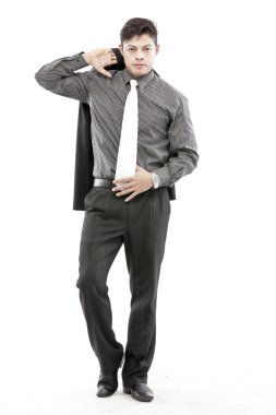 Beyaz arka plan üzerinde izole güvenilirliği ile kameraya bakarak samimi ve gülümseyen iş adamı