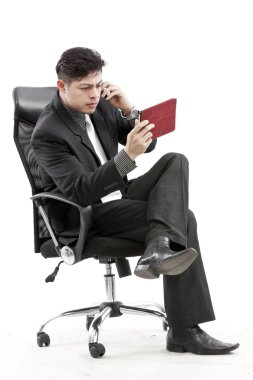 Dijital tablet ile oturan işadamı portresi
