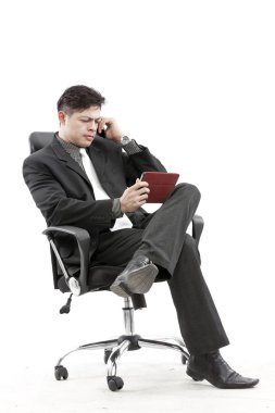 Dijital tablet ile oturan işadamı portresi