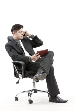 Dijital tablet ile oturan işadamı portresi