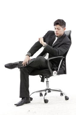 İş adamı zamana bakıyor.