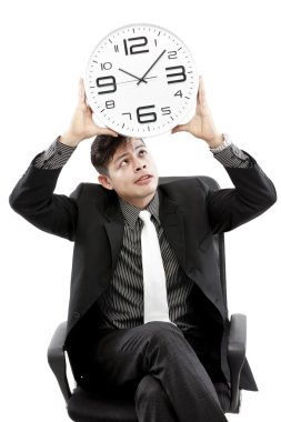 oturan işadamı ve tutun bir zamana karşı beyaz arka plan portre