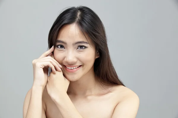 Porträt eines schönen weiblichen Modells auf isoliertem grauen Hintergrund — Stockfoto