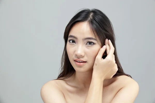 Porträt eines schönen weiblichen Modells auf isoliertem grauen Hintergrund — Stockfoto