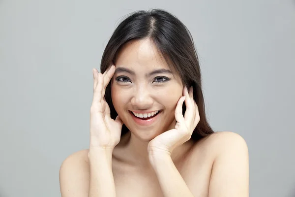 Retrato de um belo modelo feminino em fundo cinza isolado — Fotografia de Stock