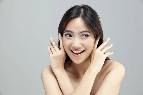 Retrato de una hermosa modelo femenina sobre fondo gris aislado —  Fotos de Stock