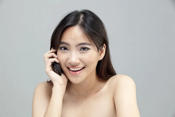 Beautiful business woman talking on cell phone. — Stock Photo, Image