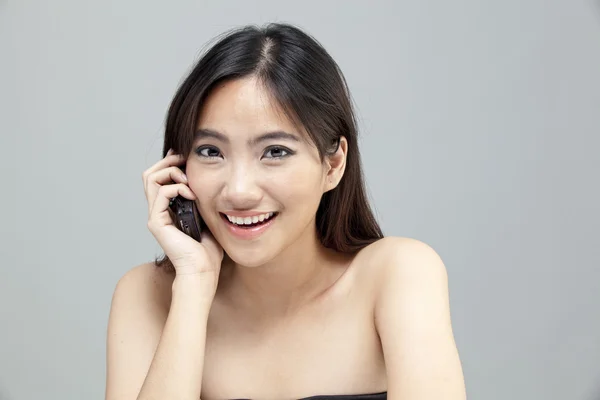Beautiful business woman talking on cell phone. — Stock Photo, Image