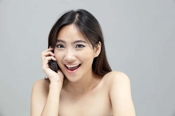 Beautiful business woman talking on cell phone. — Stock Photo, Image