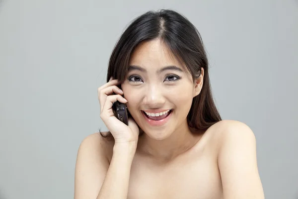 Belle femme d'affaires parlant sur téléphone portable . — Photo