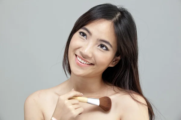 Retrato de la hermosa mujer con pinceles de maquillaje cerca de la cara atractiva. —  Fotos de Stock