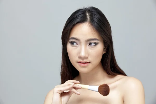 Retrato de la hermosa mujer con pinceles de maquillaje cerca de la cara atractiva. —  Fotos de Stock