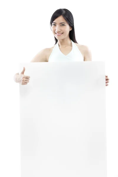 Tilfeldig kvinne som står bak et tomt bord på hvit bakgrunn (grønt konsept ) – stockfoto
