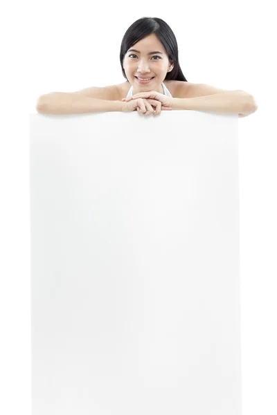 随便的女人站在白色背景 (绿色概念上的空白板后面) — 图库照片