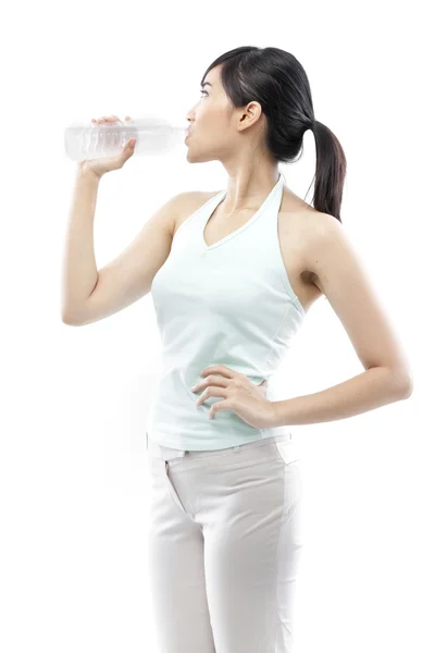 Красивая девушка пьет воду из бутылки — стоковое фото
