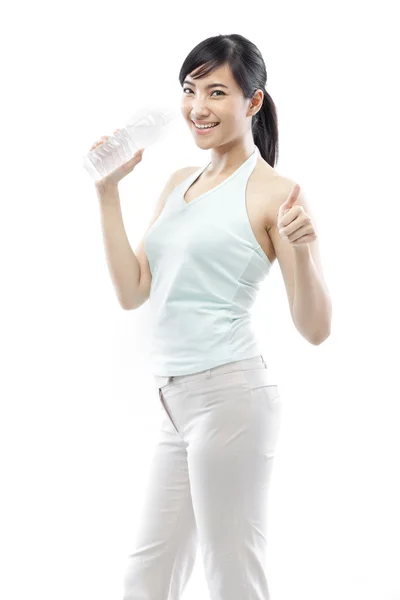 Ładna dziewczyna picia wody z butelki — Zdjęcie stockowe