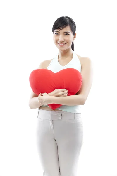 Retrato de atractiva asiática sonriente mujer y mano sosteniendo rojo corazón aislado en blanco studio shot —  Fotos de Stock