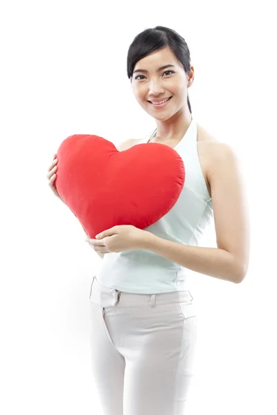 Retrato de atractiva asiática sonriente mujer y mano sosteniendo rojo corazón aislado en blanco studio shot —  Fotos de Stock