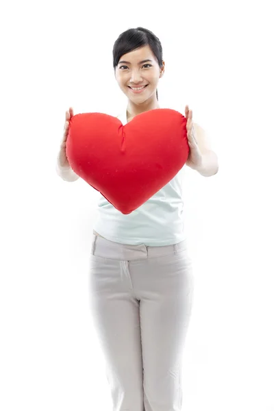 Retrato de atractiva asiática sonriente mujer y mano sosteniendo rojo corazón aislado en blanco studio shot —  Fotos de Stock