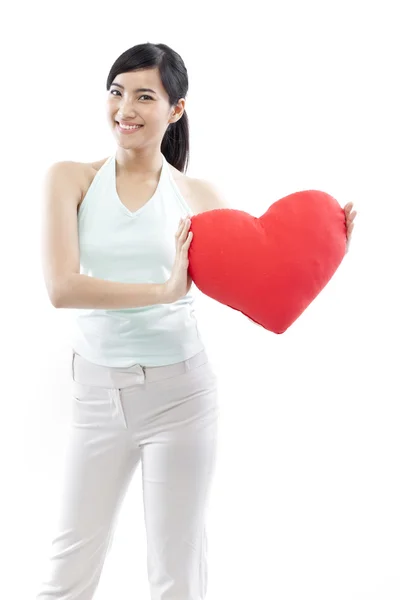 Portret ręka trzyma czerwone serce i atrakcyjny azjatycki uśmiechający się kobieta na białym tle na strzał studio biały — Zdjęcie stockowe