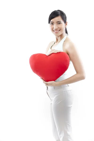 Portrait d'attrayant asiatique souriant femme et main tenant coeur rouge isolé sur blanc studio shot — Photo