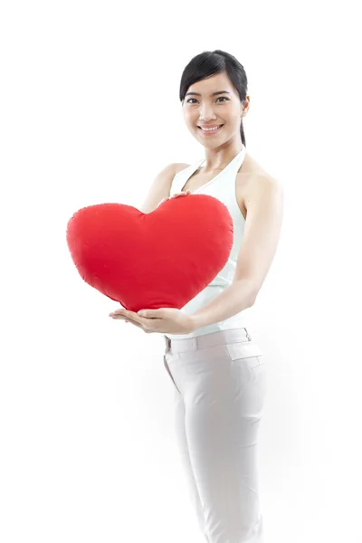 Portrait d'attrayant asiatique souriant femme et main tenant coeur rouge isolé sur blanc studio shot — Photo