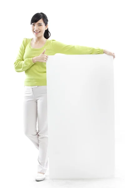 カジュアルな女性の白い背景 (グリーン コンセプトの空白板の後ろに立って) — ストック写真